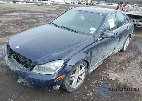 2013 Mercedes-Benz C 300 Sport 4Matic z USA, uszkodzony, nr VIN WDDGF8AB0DR270347